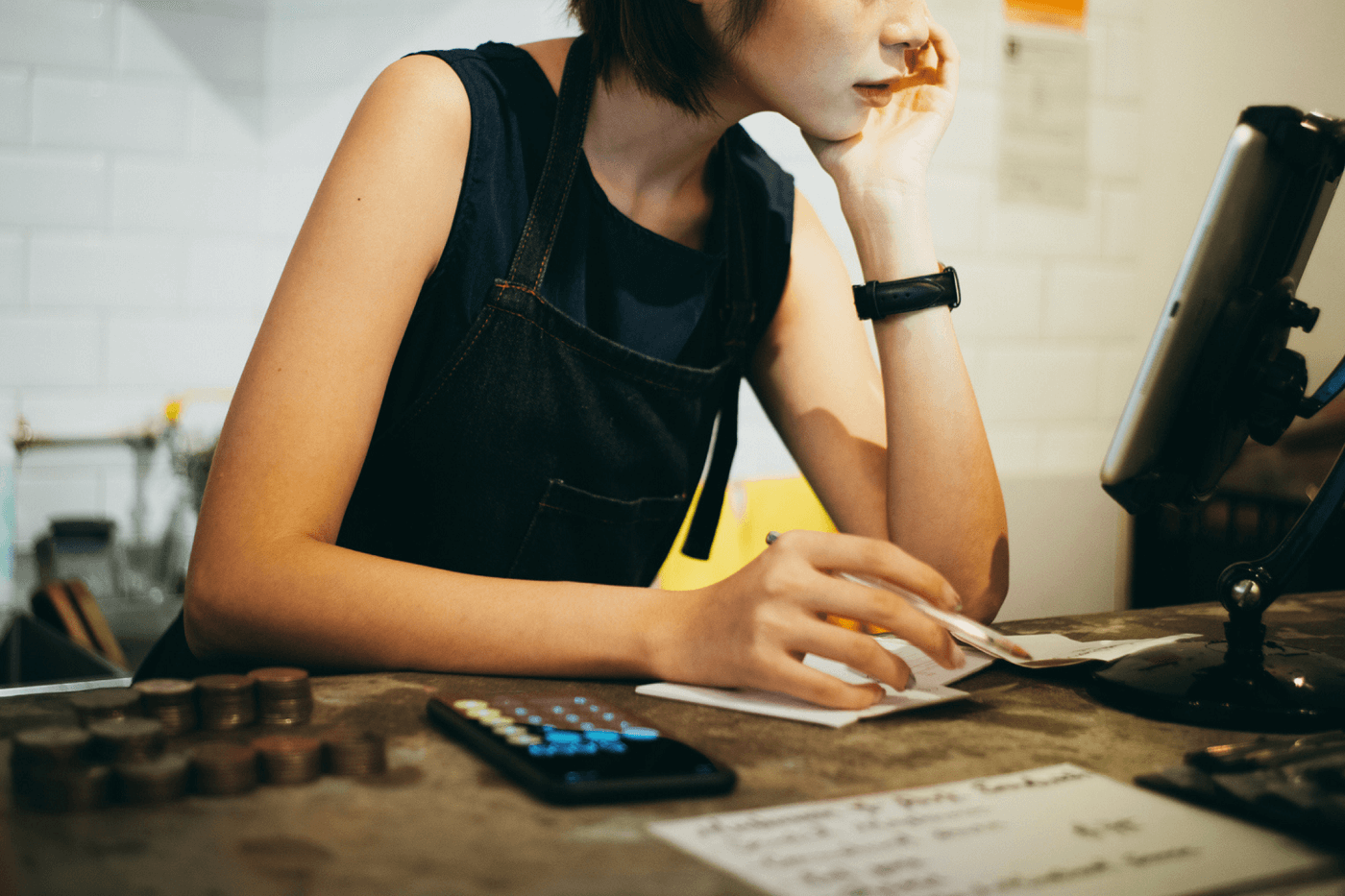 What is the difference between cash and accrual accounting?